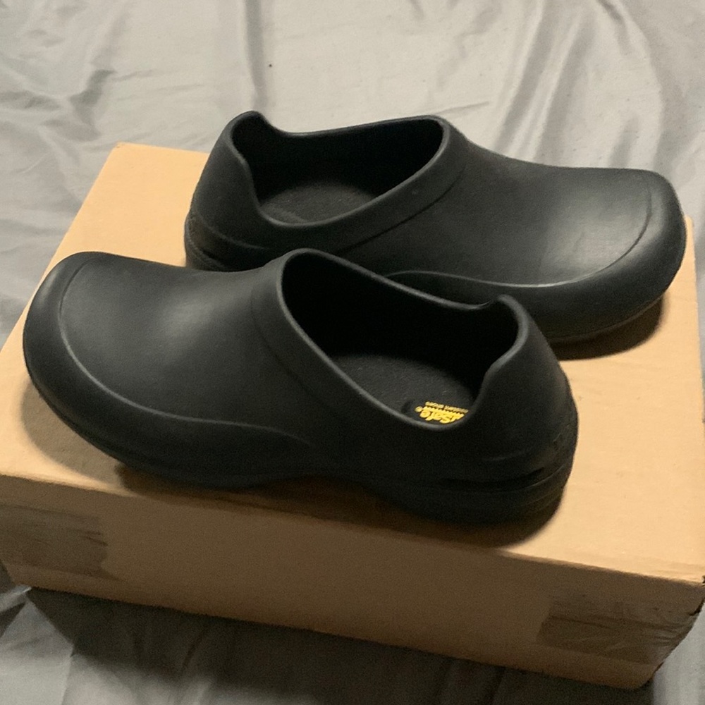 Water proof work shoes size M7/W8